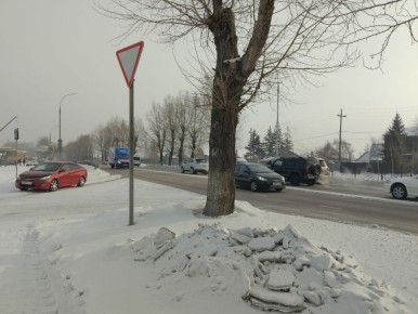 Вновь ДТП на Левом берегу. Нам пишут: машина перевернулась, к счастью, обошлось без жертв