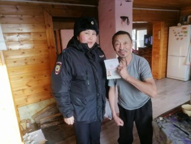 В Бурятии полицейские восстановили и выдали паспорта двум пенсионерам с ограничениями здоровья