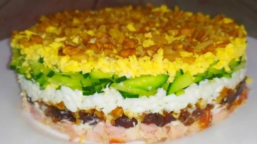 Слоеный салат с копченой курицей и черносливом: секреты приготовления для любого торжества