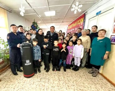 Полицейские Тункинского района вручили школьникам спортинвентарь и рассказали о мерах предосторожности против онлайн-мошенников